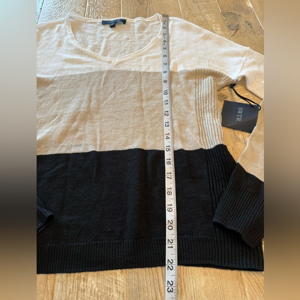 Colorblock V-Neck Sweater in White, Beige & Black - Picture 6 of 9